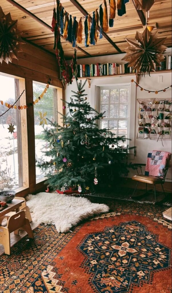 Décoration Noël dans chalet avec tapis superposés_