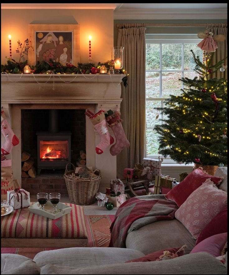 Décoration de Noël salon style cottage rouge et blanc avec cheminée et sapin