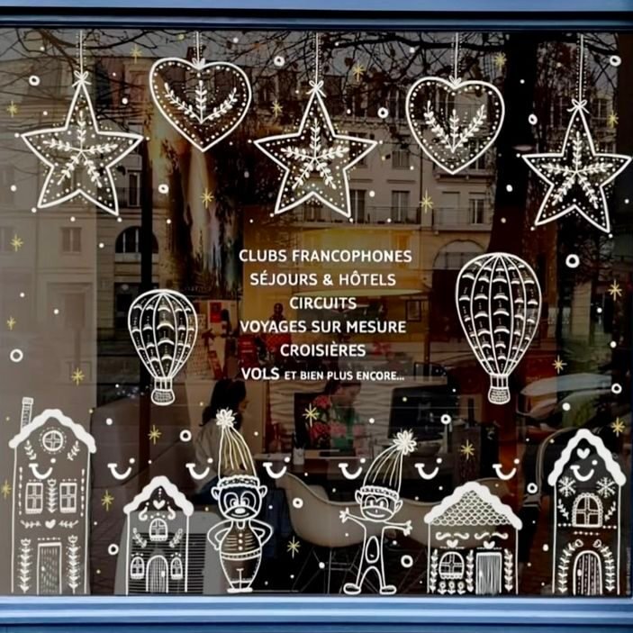 Decoration-fenetre-Noel-stickers-feeriques-sur-vitrine-d_hotel