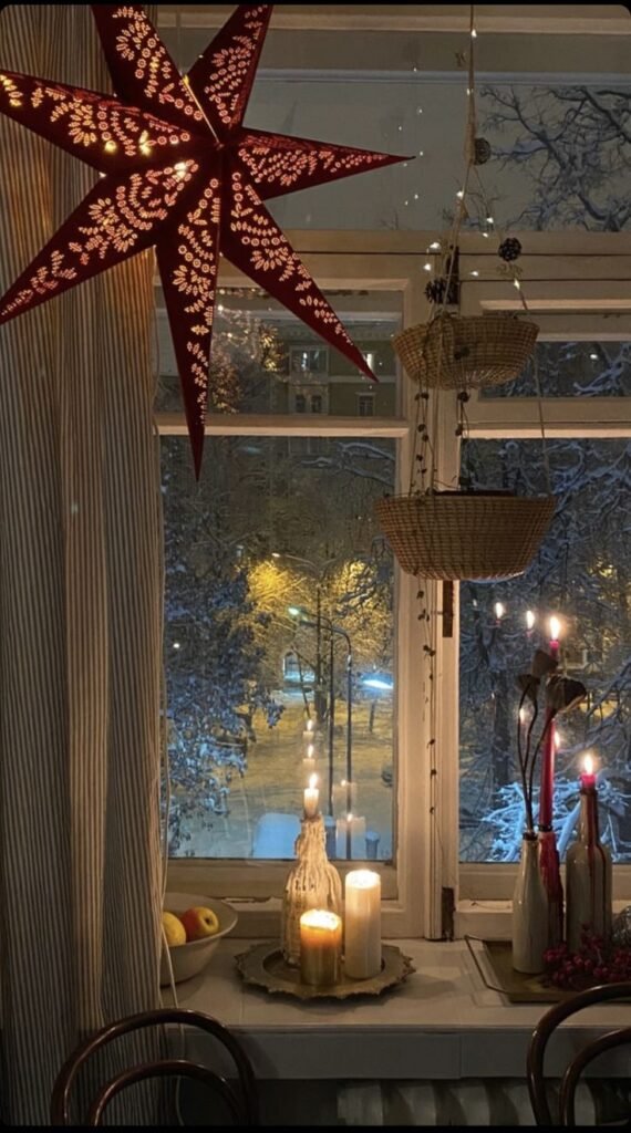 Décoration fenêtre de Noël avec étoile Ikea et paniers suspendus