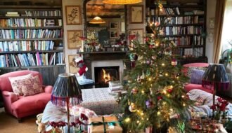 Décoration salon avec fauteuils rouges noël avec sapin et cadeaux