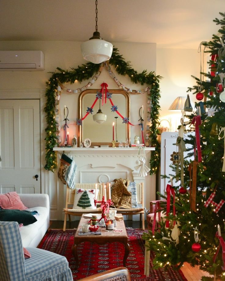 Décoration salon noel campane classique avec cheminee blanche decoree avec rubans