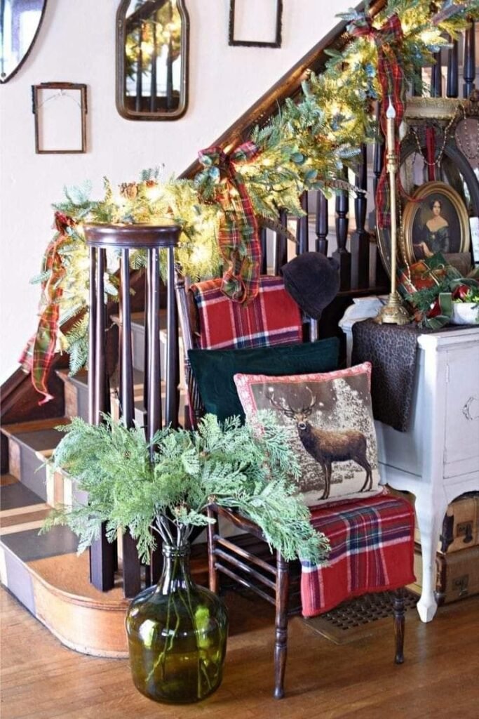 Escalier de chalet déco de Noël avec fauteuil tartan et dame jeanne