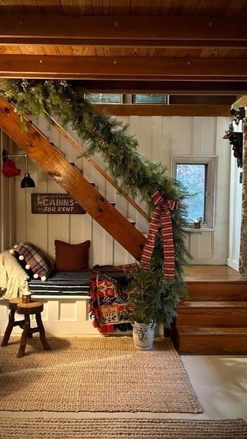 Escalier de chalet décoré pour Noël avec guirlande de sapin sur rampe