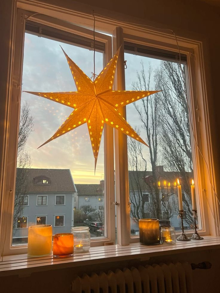Etoile de Noel diy suspendue derriere la fenetre avec bougie