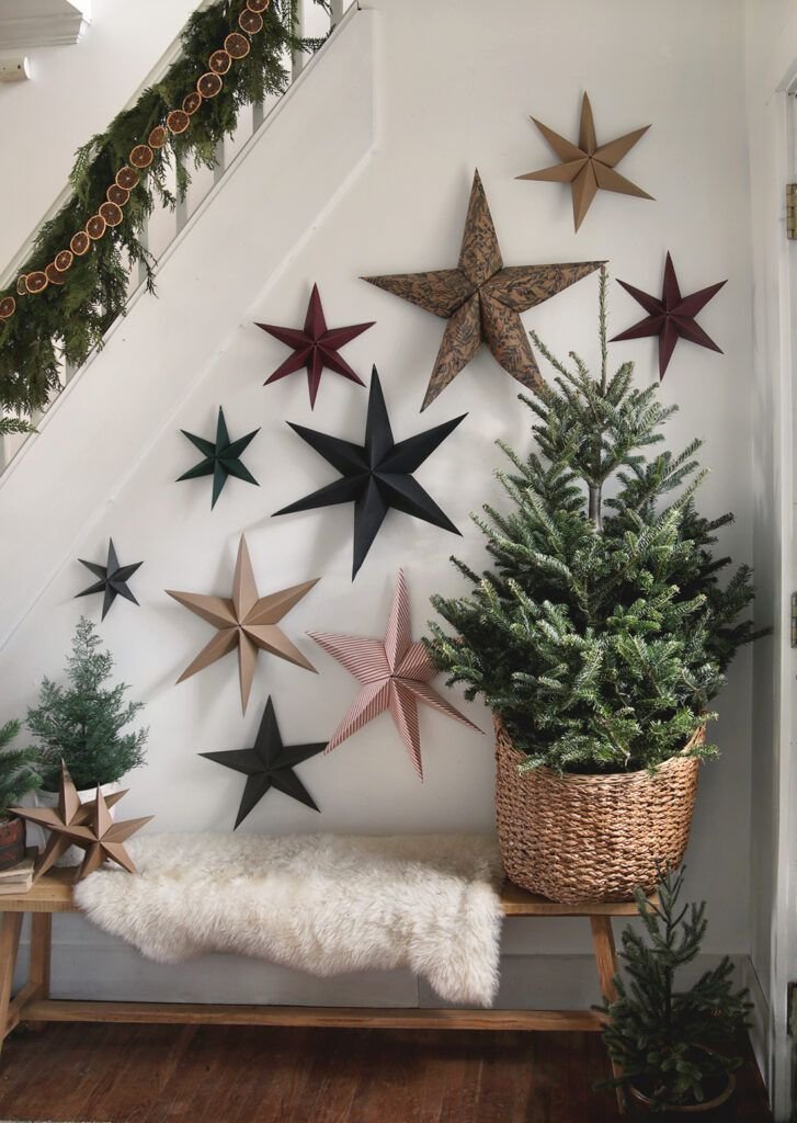 Etoiles de Noel accrochées au mur avec mini sapin the merrythought