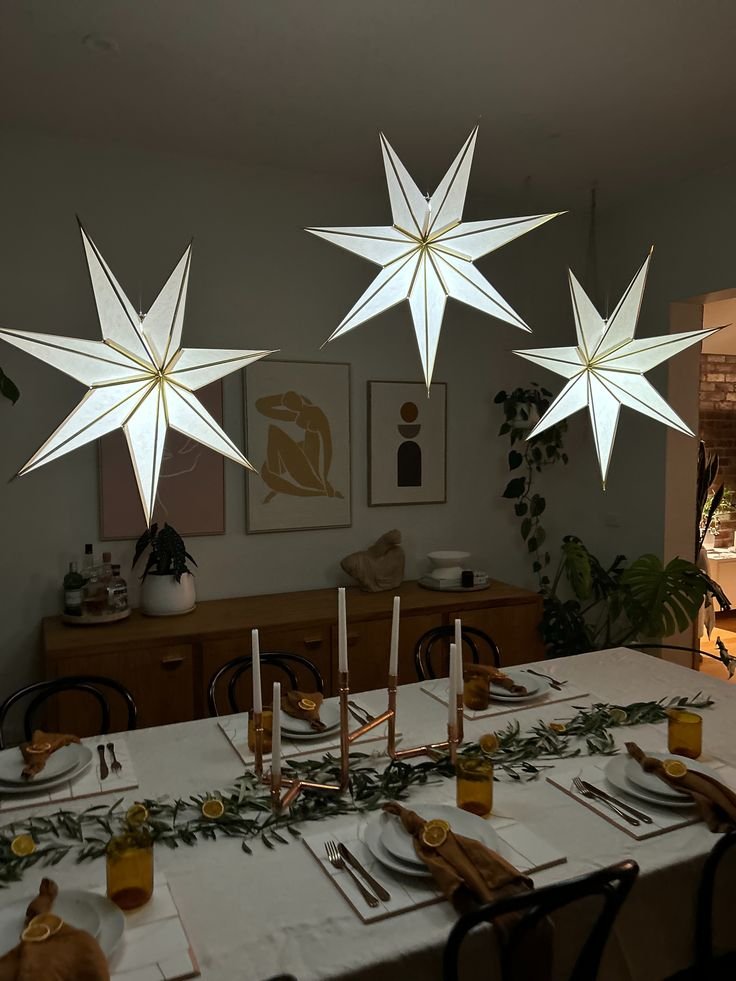 Etoiles de Noel blanches suspendues au dessus d'une table livingetc