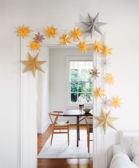 Etoiles de Noel en papier DIY fixees au dessus d une porte avec salle a manger