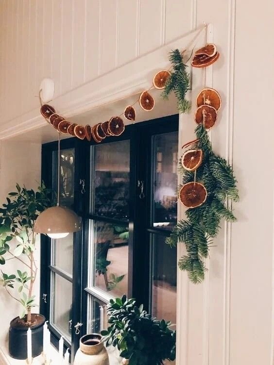 Guirlande de Noel nature en sapin et oranges sechees et vitrine