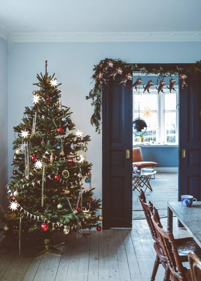 Inspiration sapin de noël déco blanche et rouge avec boules et rubans dans salle a manger scandinave bloglovin