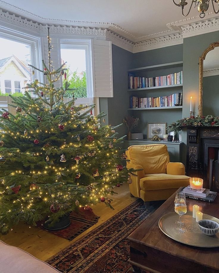 Inspiration sapin de noël simple avec guirlande lumineuse dans salon vert de gris