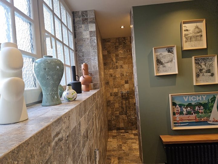 Salle de bain avec affiches vintage Vichy et vases fenêtre en pavé de verre