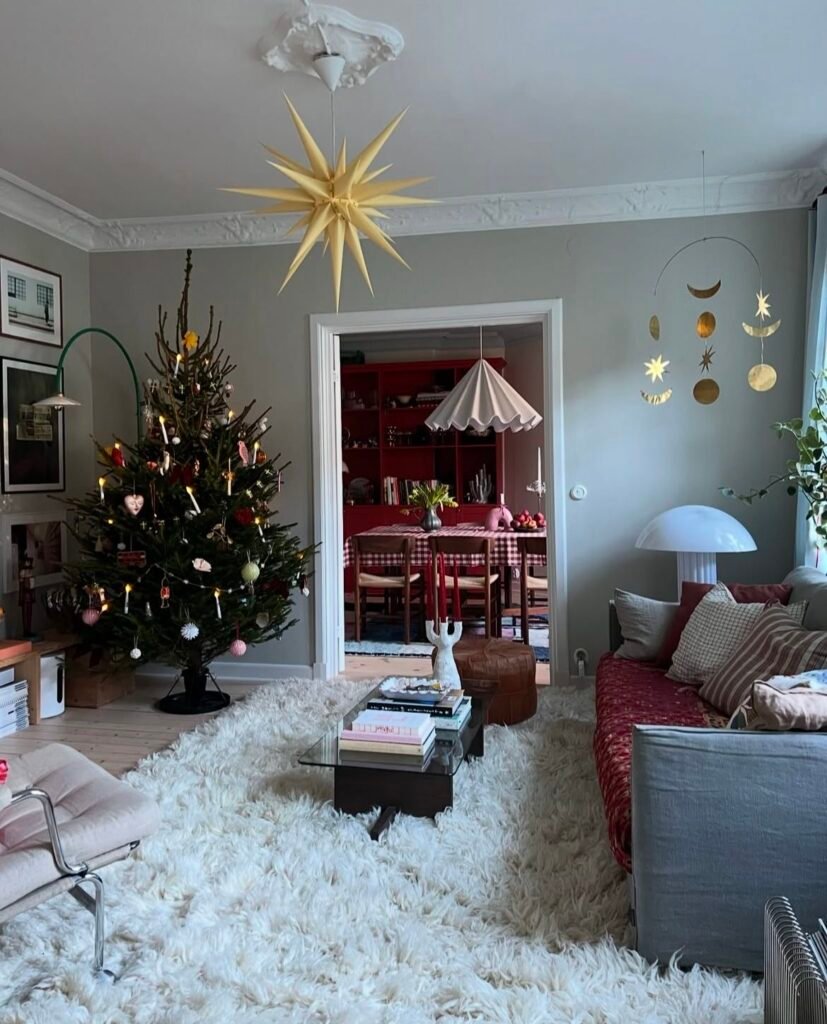 Salon-avec-deco-de-Noel-nature-scandinave-avec-grand-tapis-blanc