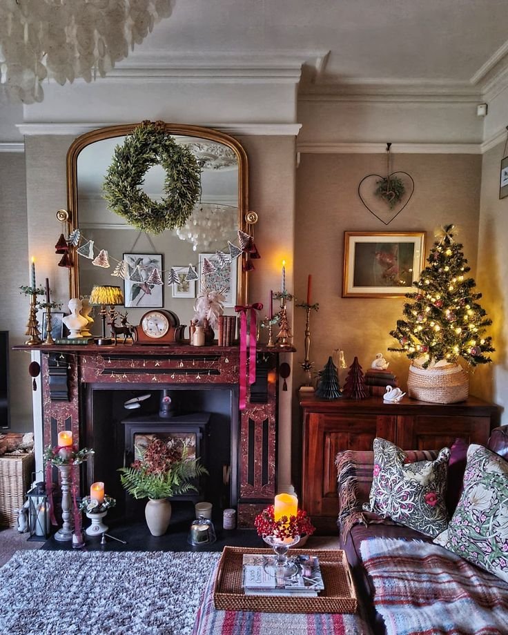 Salon classique chic murs rose déco de Noël avec grand miroir sur cheminée