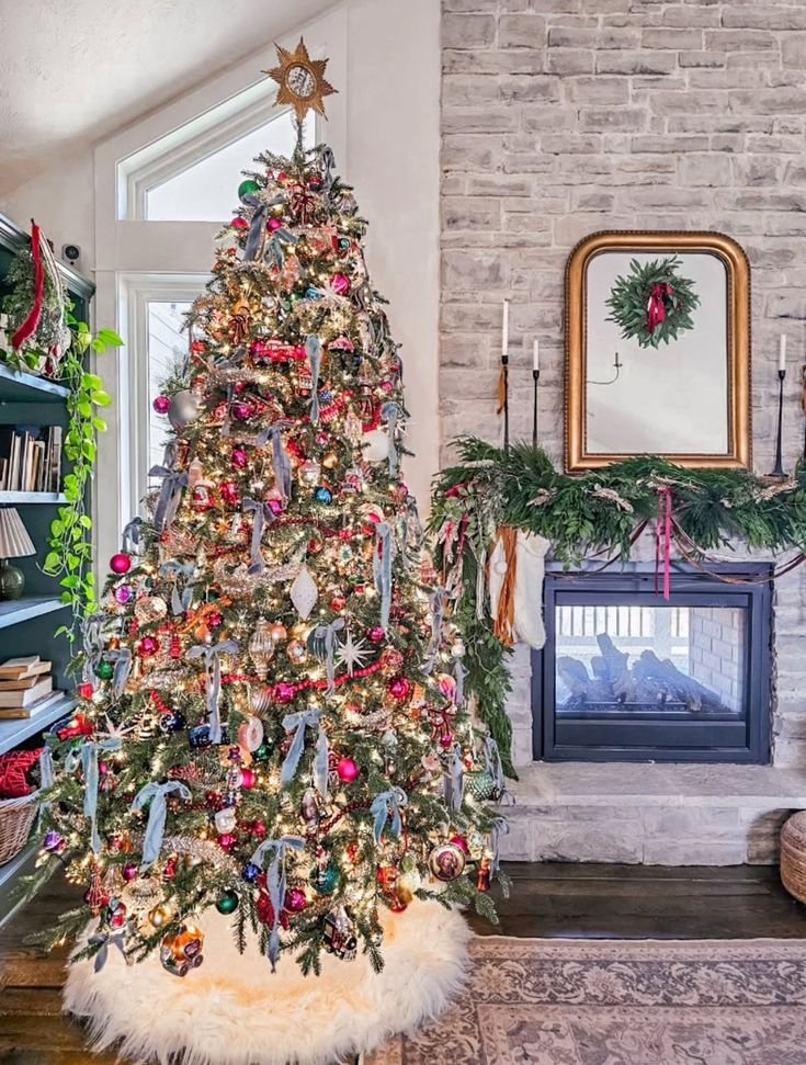 Salon de noël avec bibliothèque et grand sapin décoré maximaliste