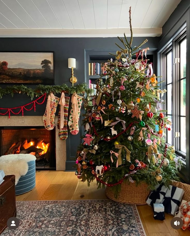 Salon déco de Noël avec sapin décoré maximaliste pouf rayé