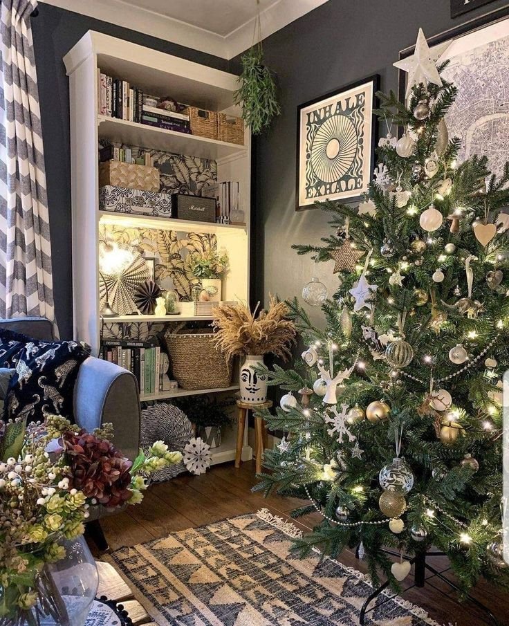 Salon scandinave moderne avec sapin de Noël déco salon de noël