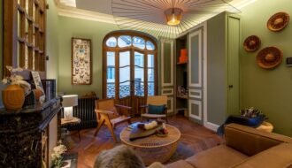 Salon style classique chic avec murs kaki et suspension vertigo duplex 75m2 Vichy