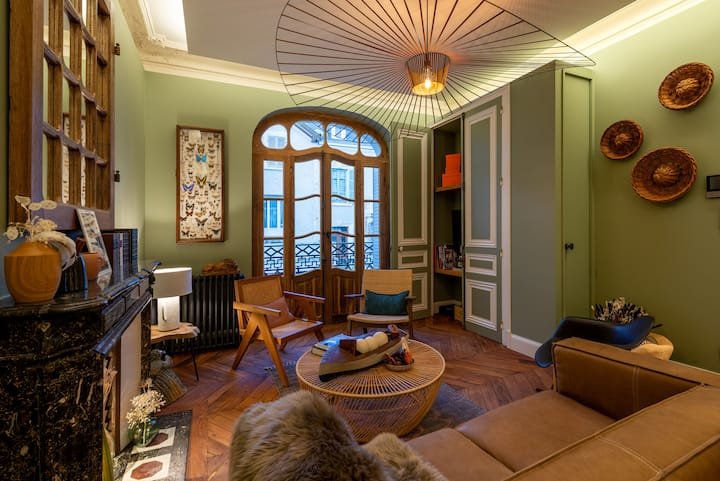 Salon style classique chic avec murs kaki et suspension vertigo duplex 75m2 Vichy
