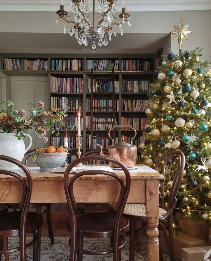 Sapin de Noël blanc et turquoise dans une salle à manger vintage
