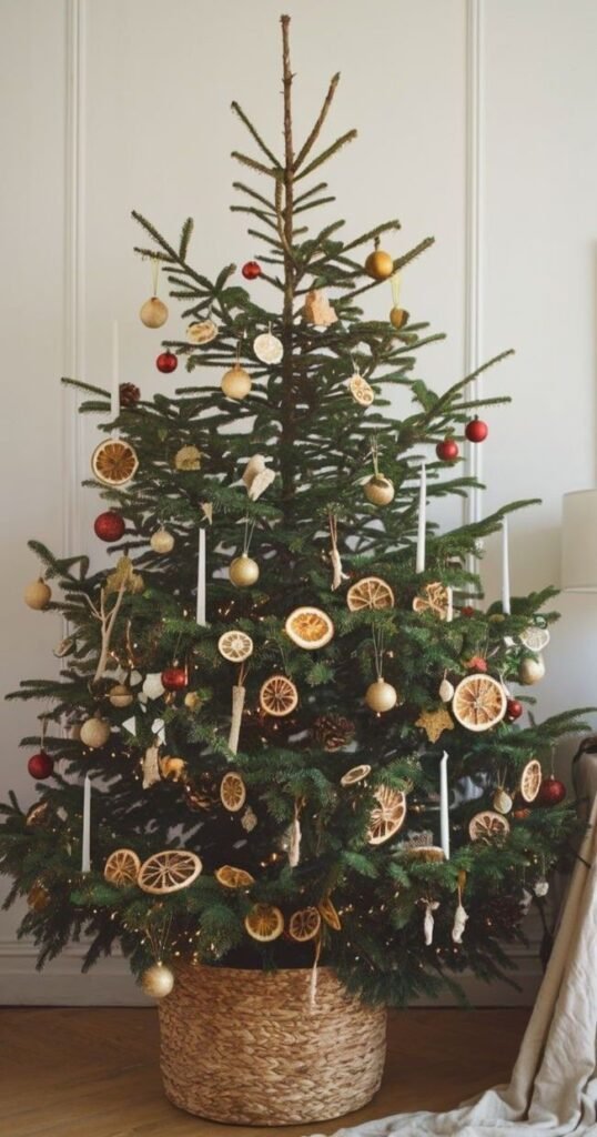 Sapin de Noel deco nature avec oranges sechees suspendues