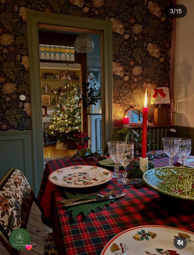 Table de noel vintage avec bougies rouges et papier peint fleuri au mur