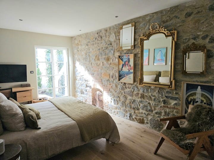 Chambre parentale villa Saint Laurent duplex Vichy mur en pierre avec miroirs