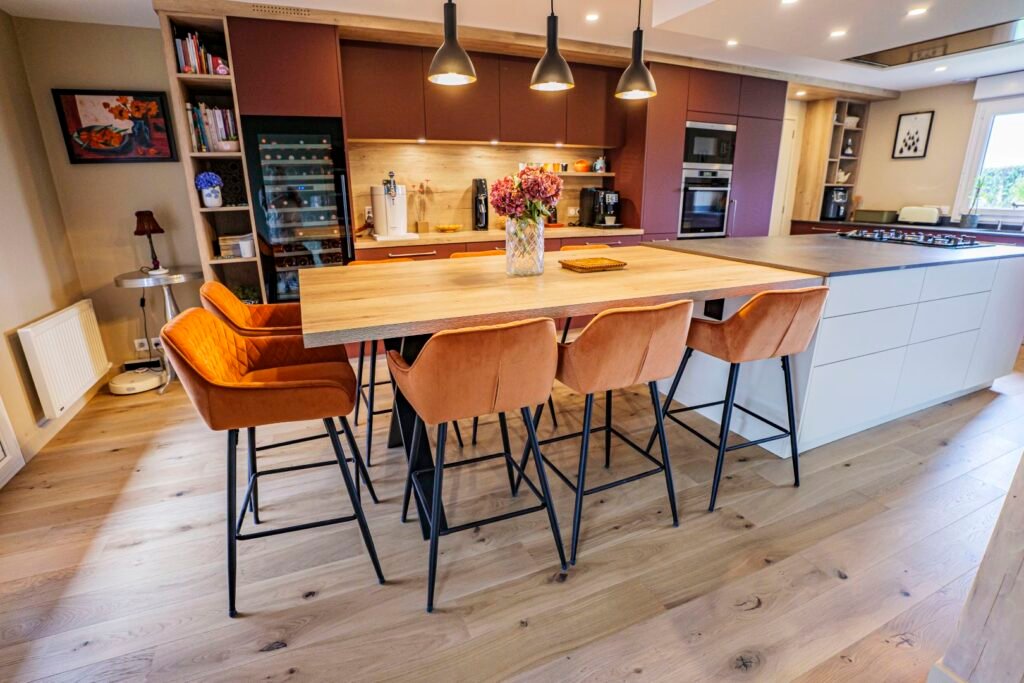 Cuisine terracotta beige et sieges oranges