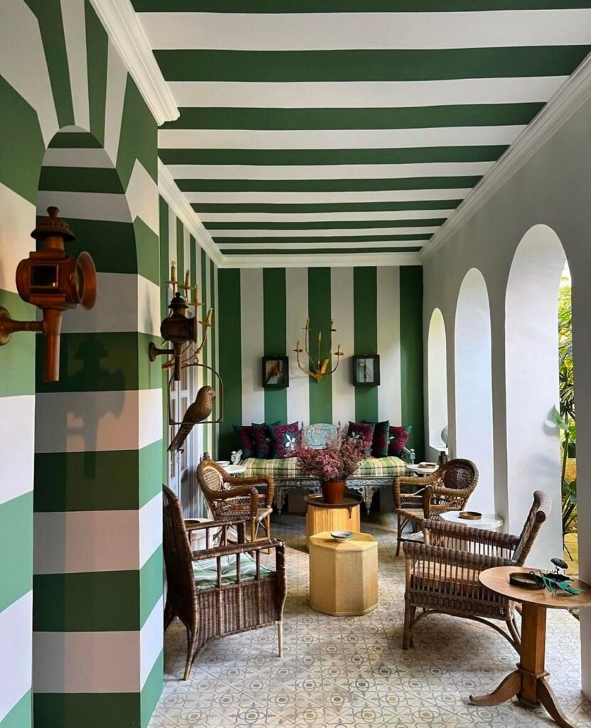 Terrasse maximaliste a rayures vertes et blanches