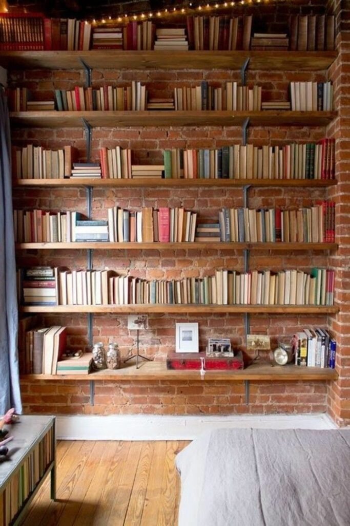 Bibliotheque sur mur en brique avec livres retournes archzine