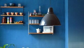 Idee deco salle a manger bleu et orange jaune