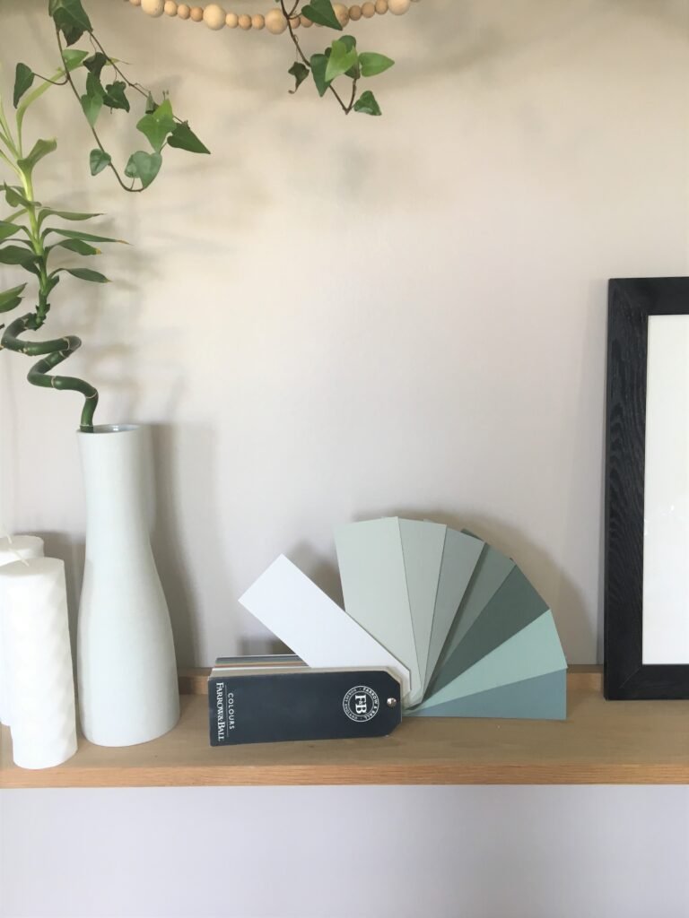 Nuancier de couleur gris bleu sur meuble bois home by marie