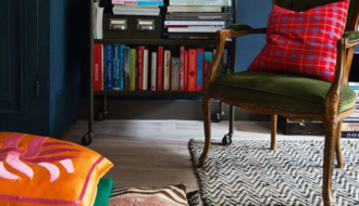 Palette de couleur rouge verte et bleu avec photo de salon peur couleur deco