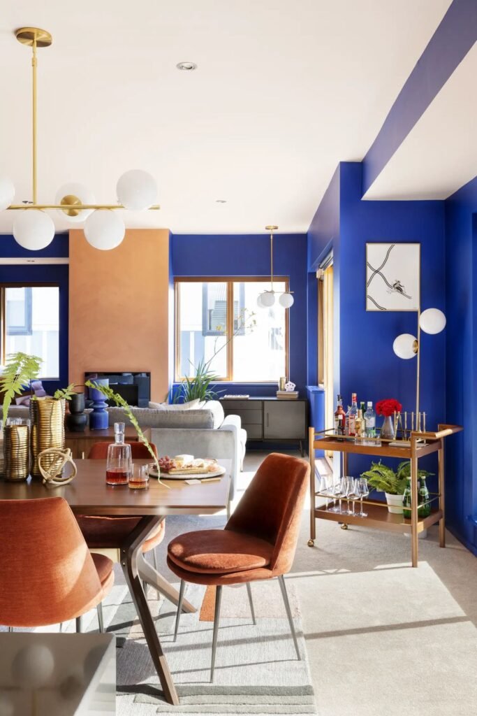 Salle a manger bleu et orange et marron planete deco