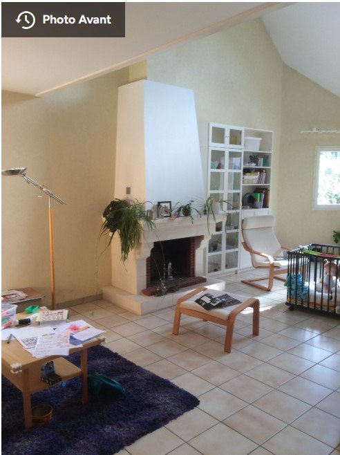 Photo d'un salon avec cheminee avec peu de decoration